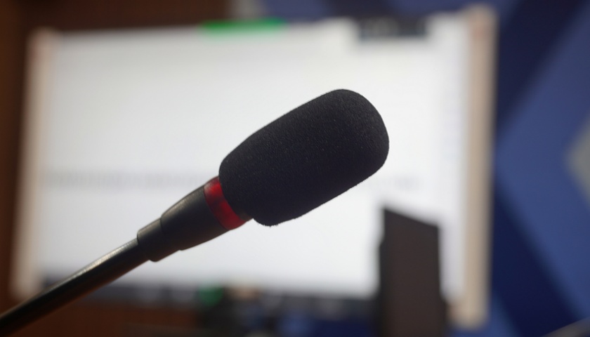 地方新闻精选 | 安徽霍邱县召开全县“吐槽大会” 郴州举报公职人员店主喝农药去世