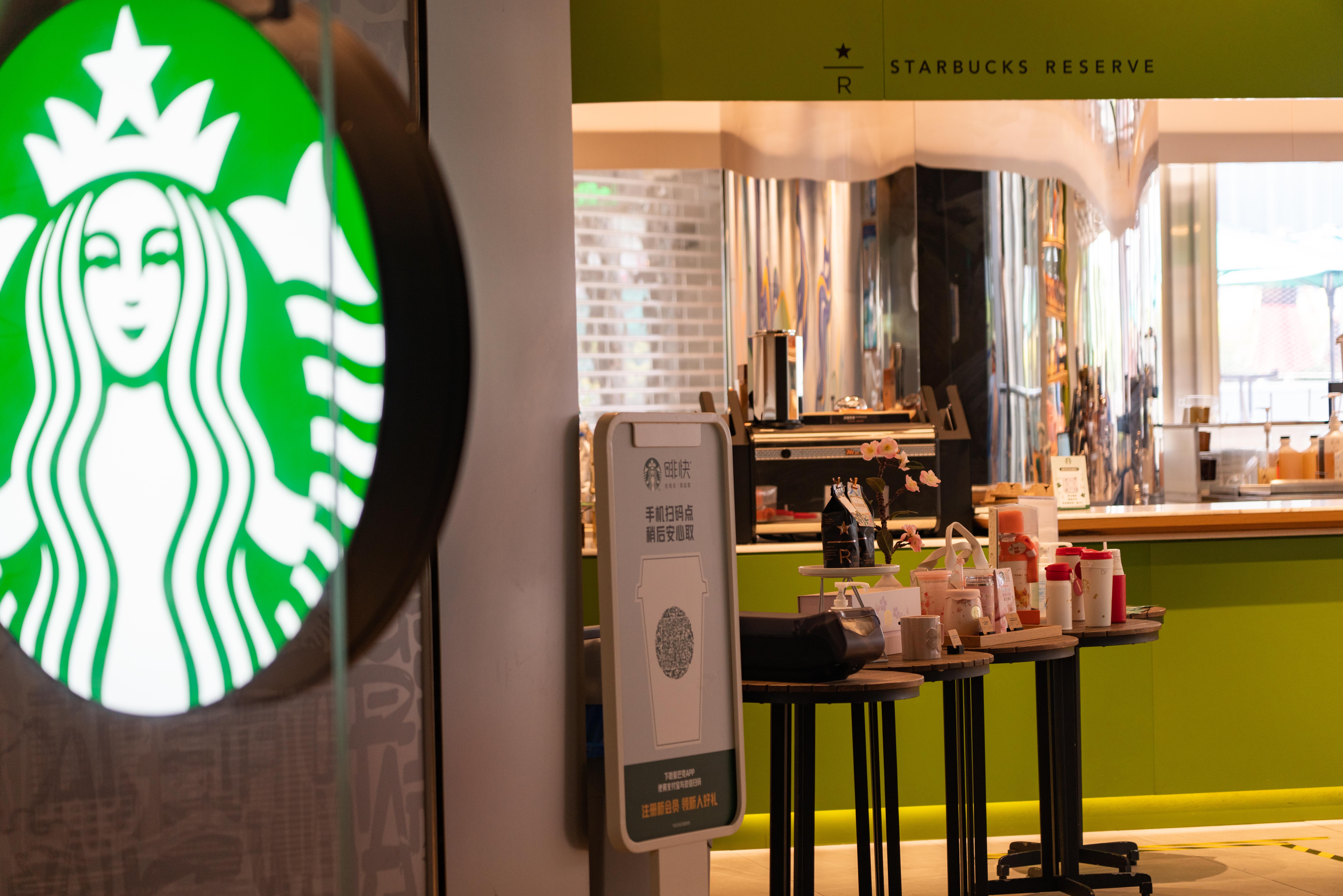 22元一瓶依云矿泉水被指太贵没人买，星巴克门店回应