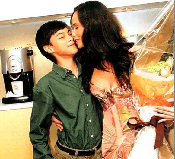 他自称睡过上万佳丽,曾帮父亲成船王,还与众多