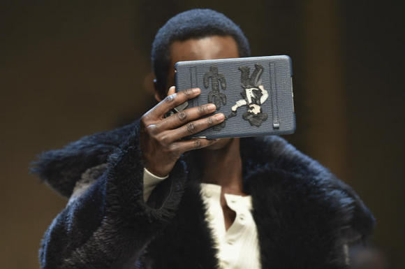 同志交友网站和苹果TV是如何帮助男装打开新