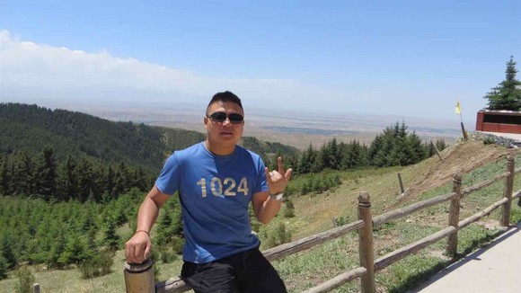 朋友们听不懂这些歌的时候,我就让他们喝点酒