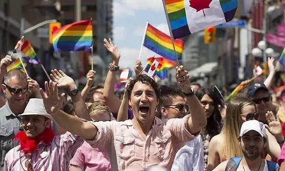【视频】加拿大总理与同性恋HIV阳性难民同行，引发对难民政策质疑