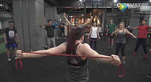 英国美女教练来中国,带你体验最虐健身训练—crossfit