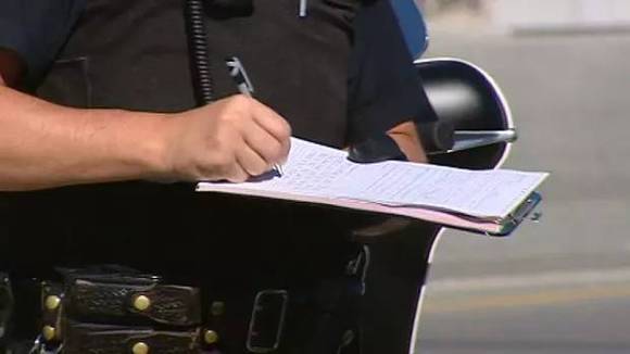 卑诗省府说留学生不用考本地驾照,但交警照罚