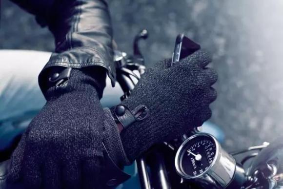 这双帅气的高科技触屏手套,让你在寒风凛冽的