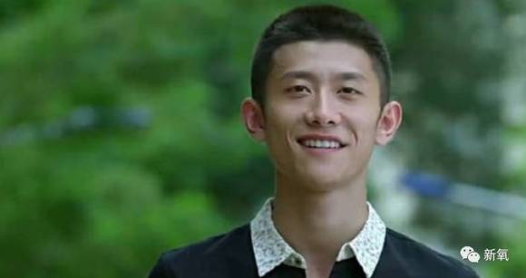 他是baby的烟友、女神的老公、还有整容般演