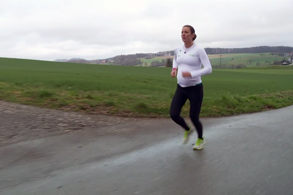 瑞士强悍孕妈:大着肚子铁人三项|界面新闻JMe