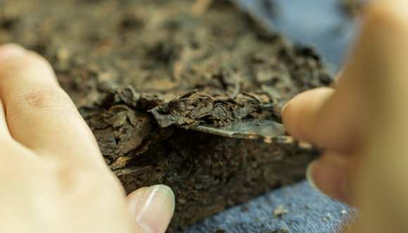 实验告诉你:不同的紧压茶该用哪种工具撬茶最