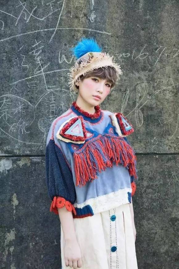 她还与刘若英拍摄女同生活写真, 为彩虹事业奉献自己的一份力量.