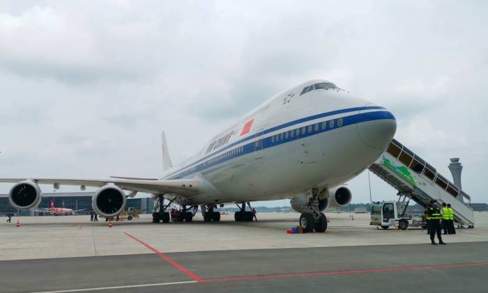 国航b747和a330"锦礼号"彩绘飞机飞抵成都天府国际机场