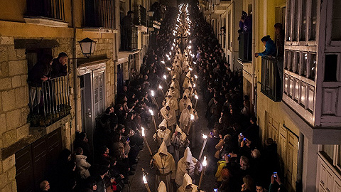 复活节前夕，虔诚的教徒把西班牙的夜都点亮了