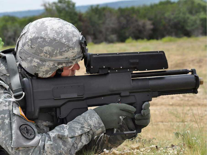 12,xm25榴弹枪是一个空爆榴弹发射器,可通过火控系统令引信榴弹在空中