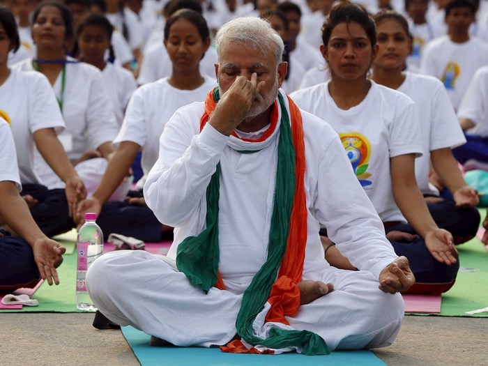 首个世界瑜伽日 印度总理莫迪率36,000人练习瑜伽
