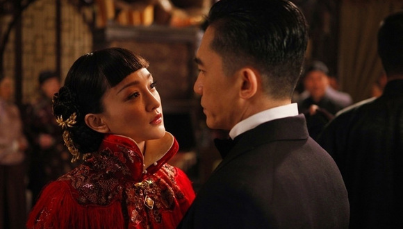 而四次角逐戛纳影后,主演作品几次入围,应邀参加戛纳电影节的中国女