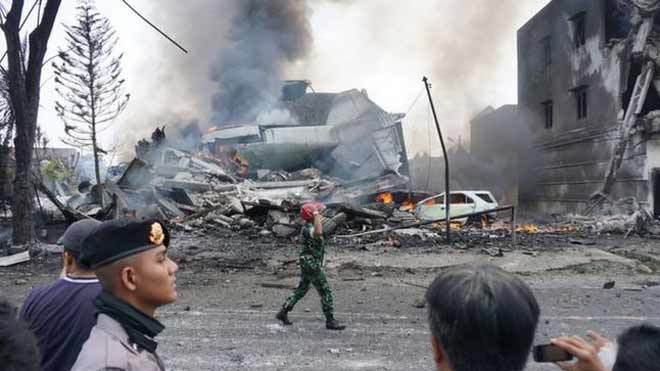 印尼空军一架飞机在居民区坠毁 死亡人数升至53人