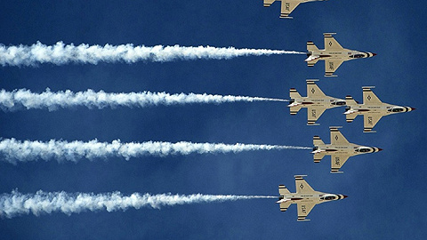 【图集】美军蓝天使和雷鸟飞行队的空中艺术