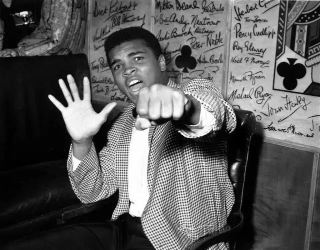 从没看过拳王阿里的比赛，我们到底在纪念他什么?