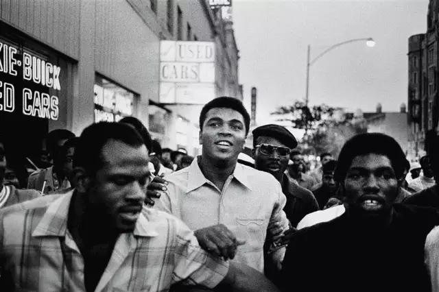 从没看过拳王阿里的比赛，我们到底在纪念他什么?