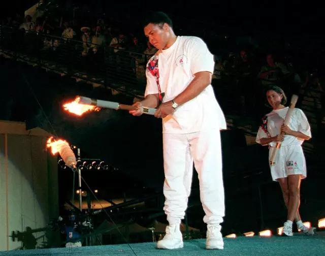 从没看过拳王阿里的比赛，我们到底在纪念他什么?