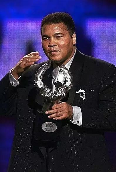 从没看过拳王阿里的比赛，我们到底在纪念他什么?