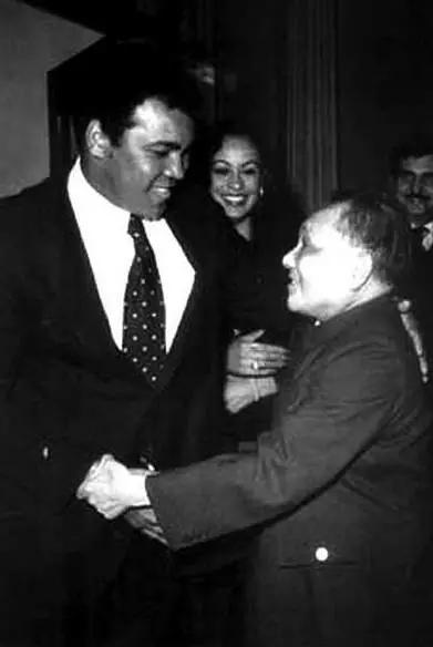 从没看过拳王阿里的比赛，我们到底在纪念他什么?