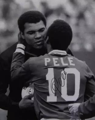 从没看过拳王阿里的比赛，我们到底在纪念他什么?