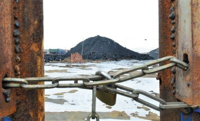 2016年2月19日大柳塔镇一处煤矿大门紧锁。