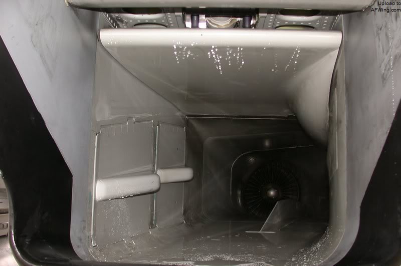 这种具有可变进气坡道的水平楔形进气口在1.8马赫时也有良好的总压恢复系数