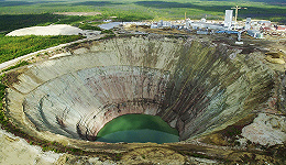 【工业之美】世界最昂贵的露天钻石矿 它火山口般的矿洞曾吸入直升机