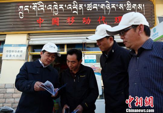 9月21日，青海省委宣传部副部长、省网信办副主任向清凯（左一）向当地牧民讲解网络安全知识宣传册。