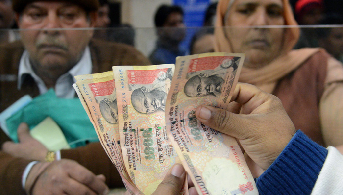 11月19日,印度阿姆利则,公民在银行兑换500和1000卢比 来源:视觉中国