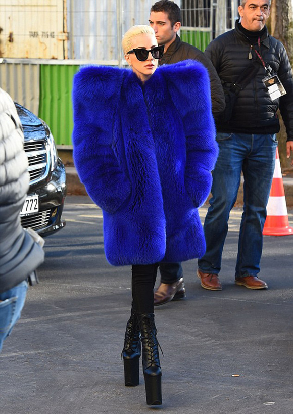 腿长不够鞋跟来凑 LadyGaga参加维密彩排照样