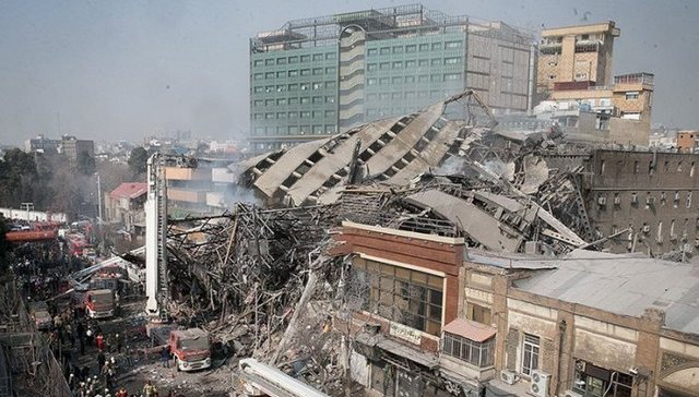 伊朗德黑兰地标建筑起火倒塌30名消防员丧生