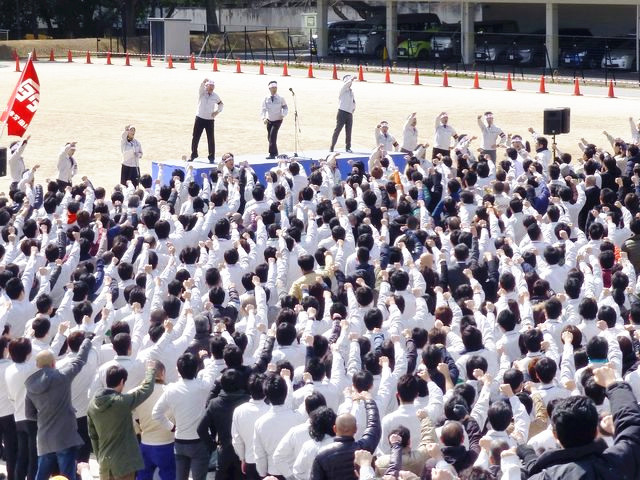 3月7日，丰田汽车东京总部，丰田工会举行“春斗”动员集会。（新华/路透）