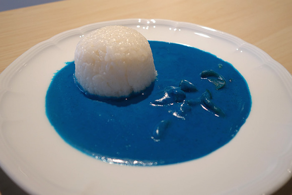 日本的确有卖很多蓝色料理 比如著名的食欲减退咖喱▼