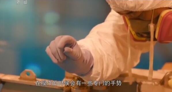 在操作过程中有一些专门的手势用于沟通