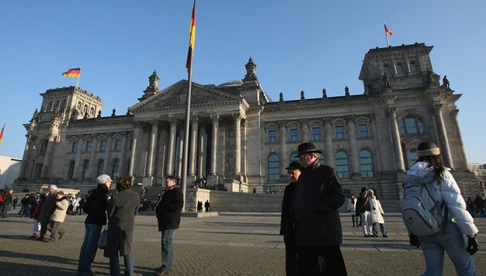 两名中国游客在德国会大厦门口行纳粹礼被捕