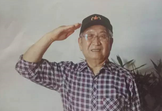 2017年8月6日，叶宏亮在西安家中接受《环球人物》记者专访。面对镜头，他庄严地敬了个军礼。（《环球人物》记者 朱东君/摄）