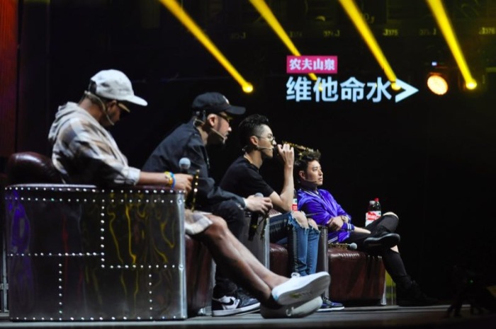 《中国有嘻哈》请到四位评委，从左至右是，张震岳、MC热狗、吴亦凡、潘玮柏。来源：网络