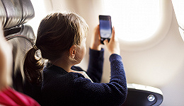民航局将放宽电子设备禁令 乘客最快明年就能在飞机上玩手机了