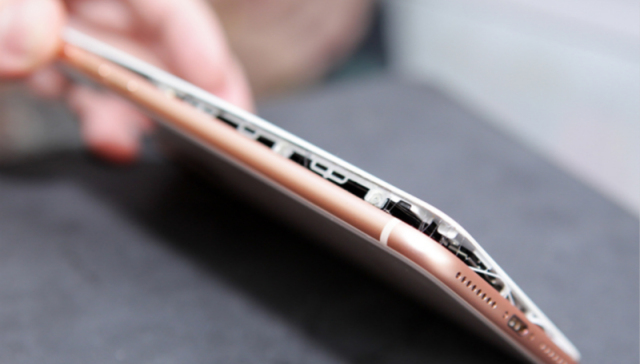 Iphone 8 Plus充电时屏幕爆裂苹果正了解相关情况 界面新闻