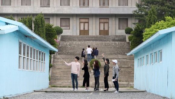 【天下奇闻】模仿板门店会晤受韩国游客热捧 