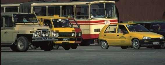 面的和夏利是20世紀90年代北京最主要的出租車型 開啟出租車平民化的