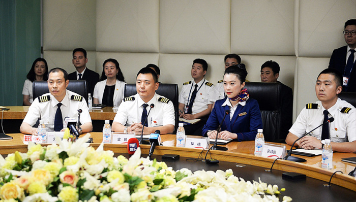 川航3u8633航班机组被授予"中国民航英雄机组"称号