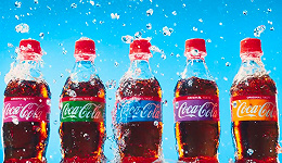 在日本 可口可乐瓶身变“彩”了