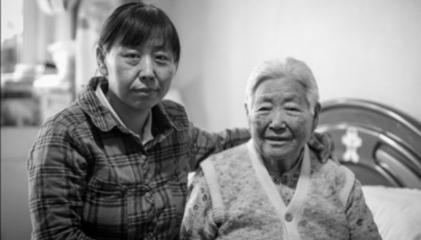 郝女士与她的母亲。摄影：张海南