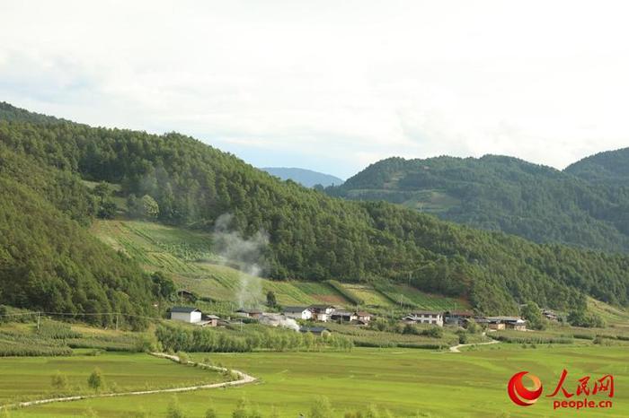 古人诗词里写的“灵山多秀色，空水共氤氲”用来称呼攀天阁再好不过了，此刻的攀天阁，晨辉、炊烟、田园，如梦如幻，这就是我们寻找的心中最美田园风光。（人民网/杨僧宇摄）