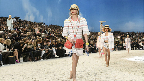 【巴黎时装周】同时背上两只包包才是新时代精致的香奈儿女孩