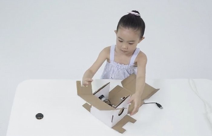 一位五岁的小女孩把Rokid KAMINO18与扬声器、电路元件简单组装后，即可制作出一个带有智能语音交互功能的AI 音箱。