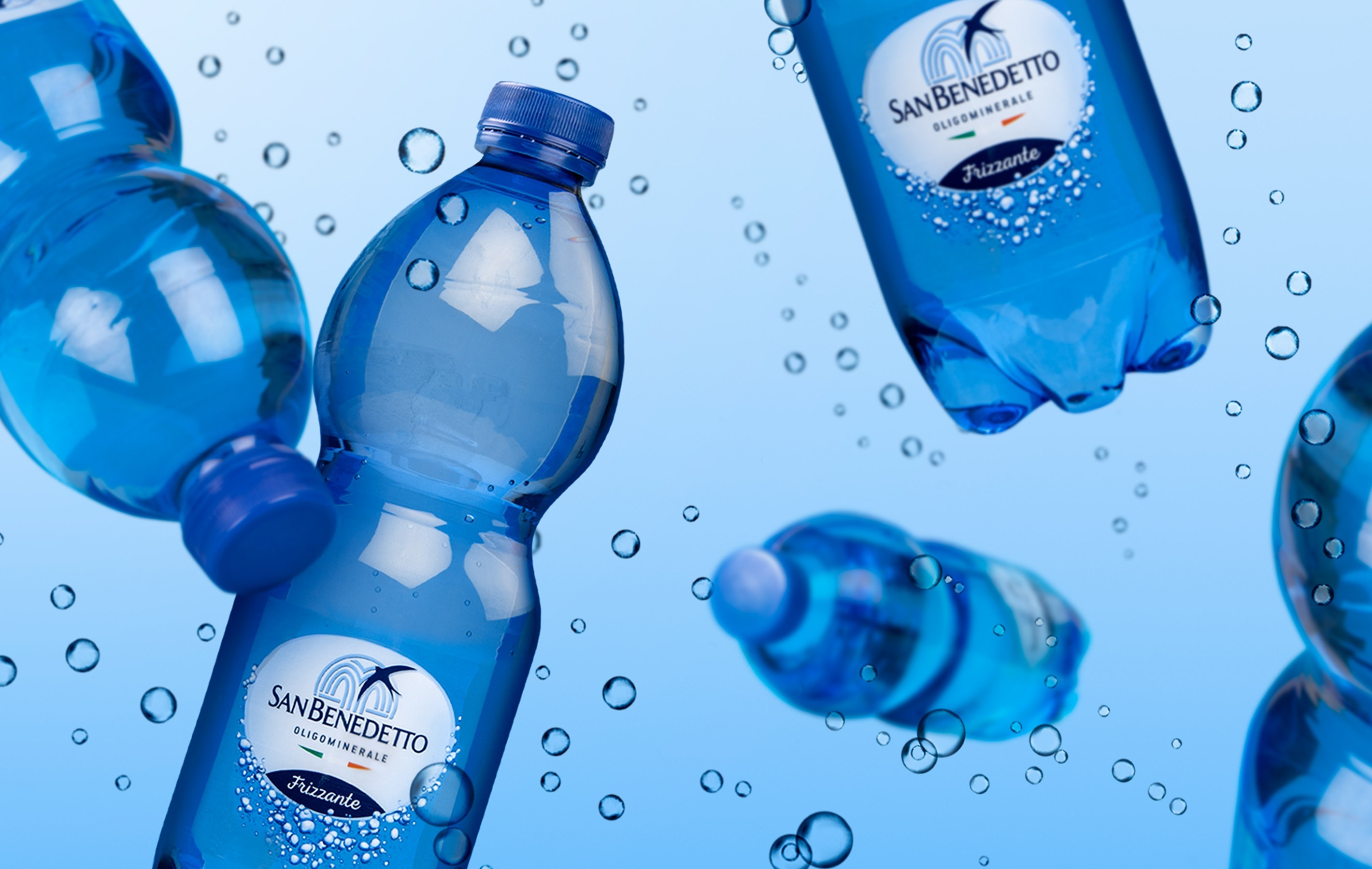Продажа воды в бутылках. Вода из бутылки. Экологичная упаковка для воды. Бренды воды. San Benedetto вода.